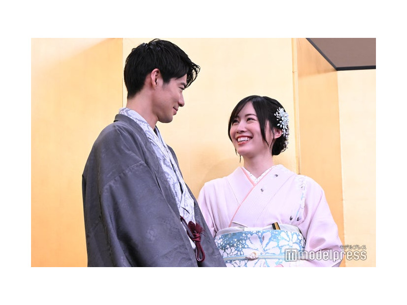 見つめ合うようリクエストされた辻本達規、松井珠理奈（C）モデルプレス