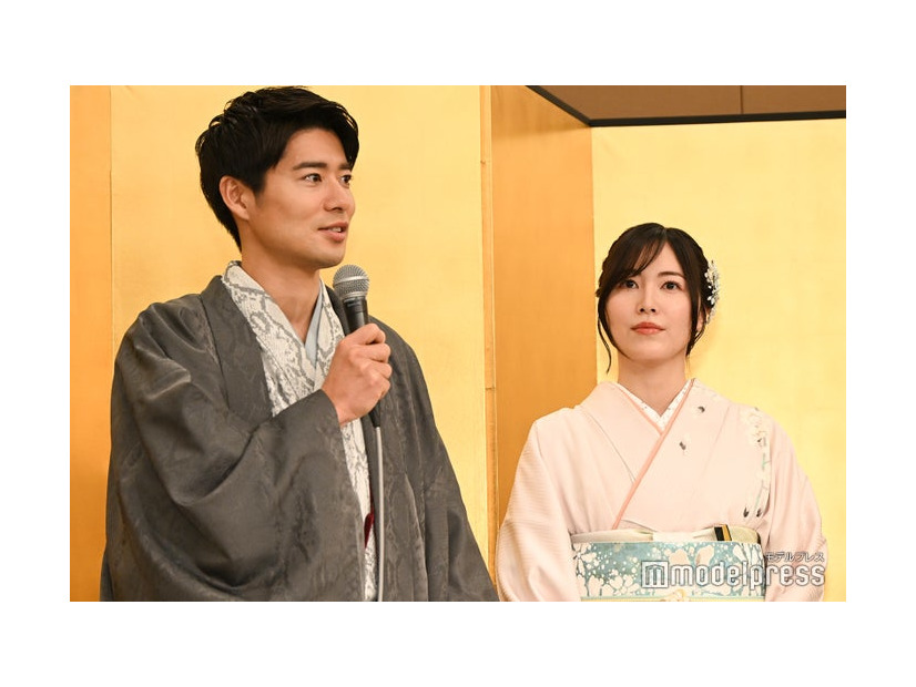 結婚会見に登場した辻本達規、松井珠理奈（C）モデルプレス