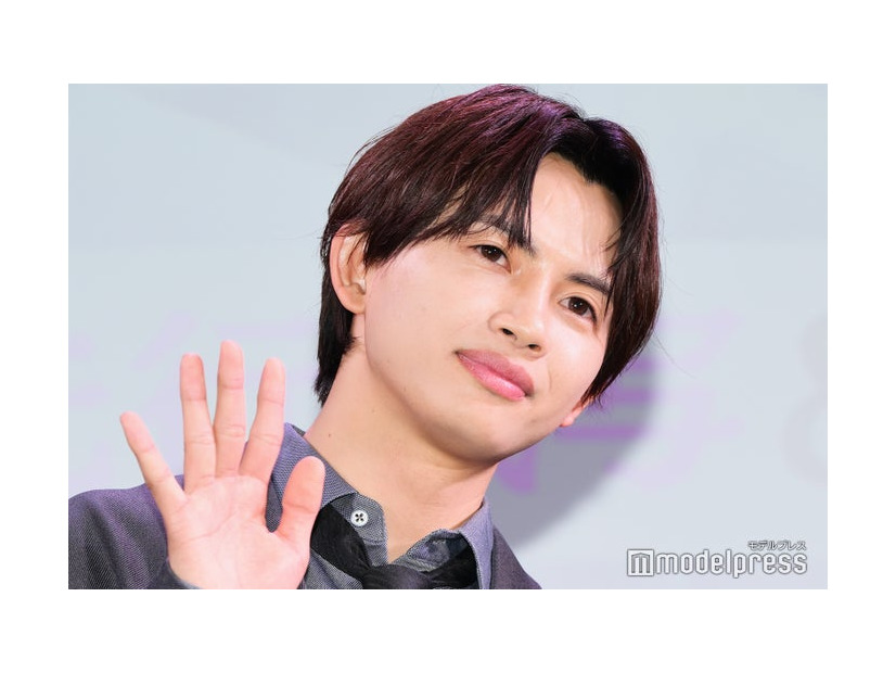 コンビニで大人買いした草川直弥（C）モデルプレス