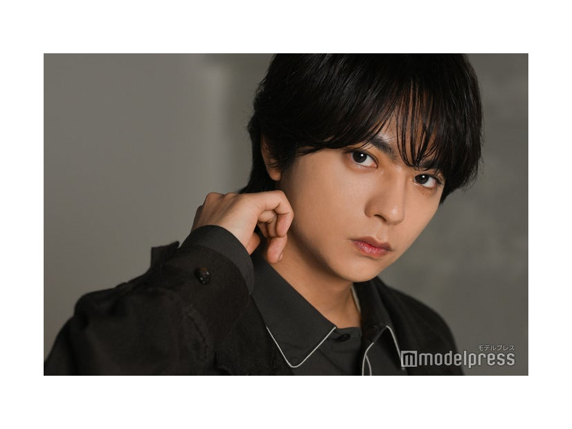 モデルプレスのインタビューに応じた佐藤勝利（C）モデルプレス