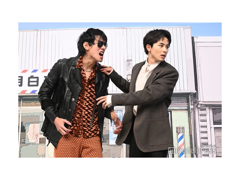 寸劇を披露する中島歩、草川拓弥（C）モデルプレス