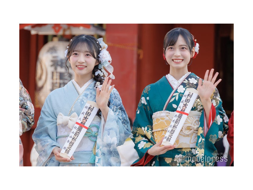 「AKB48 二十歳のつどい 2026」に出席した秋山由奈、新井彩永（C）モデルプレス