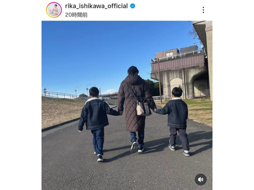 石川梨華、息子たちと手をつないで歩く親子3SHOTに反響「何とも微笑ましい」「可愛すぎる」