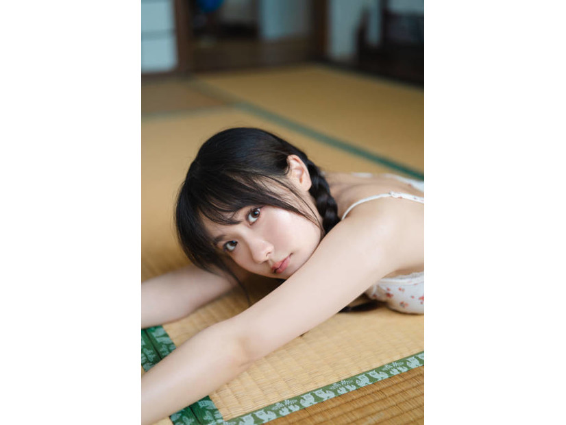 坂倉花、ヘルシーな肌見せ姿で畳にごろん！バリエーション豊かな衣装で新たな魅力が光る