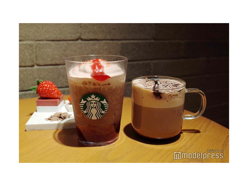 （左から）カカオ & ストロベリー ムース フラペチーノ、カカオ ムース ラテ（C）モデルプレス