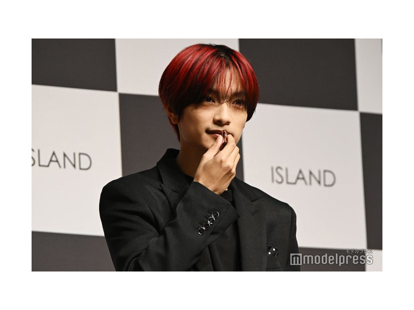 綺麗な形の唇にエッセンススティックを塗る高橋恭平（C）モデルプレス