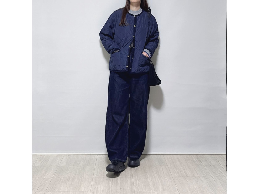ネイビー×デニムで知的に。キルティングアウターで作る、大人の洗練されたワントーンの着こなし術【40代の毎日コーデ】