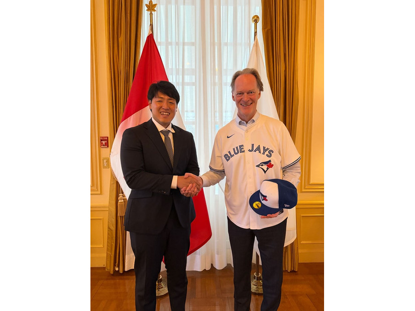 岡本和真選手、イアン・マッケイ駐日カナダ大使（提供写真）