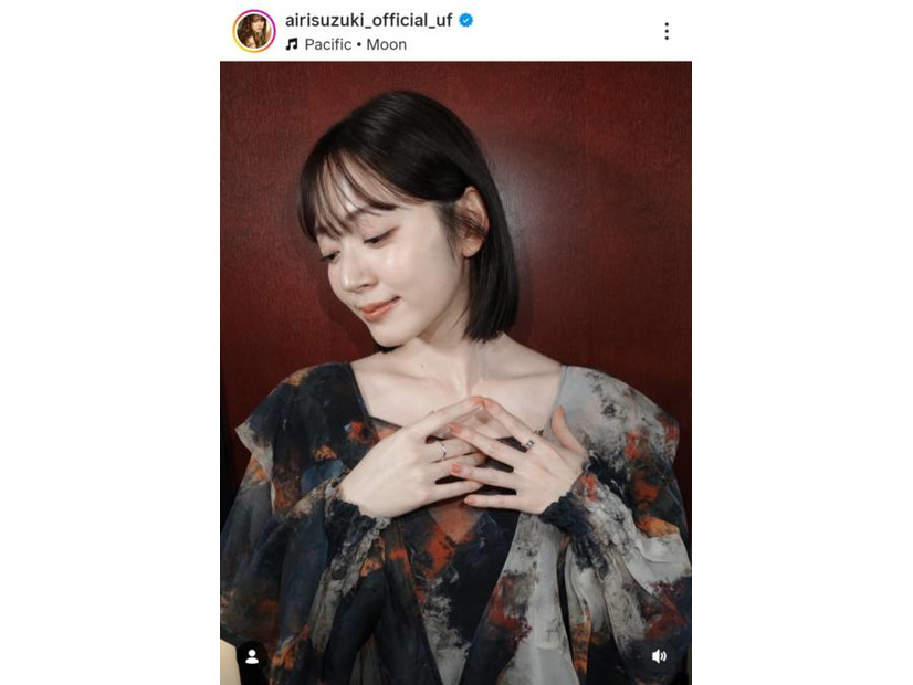 鈴木愛理、色白の美デコルテ際立つ衣装SHOTをファン絶賛「めっちゃ可愛い」「エレガント」