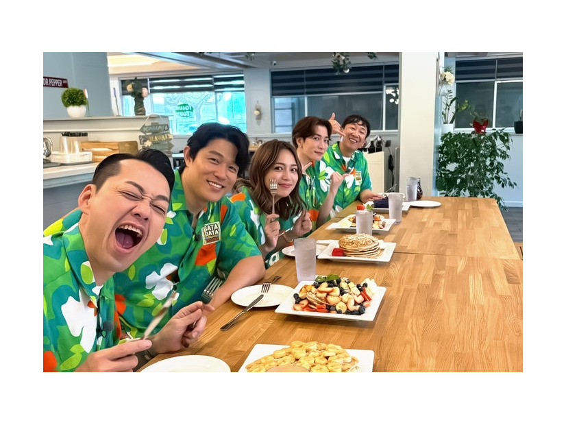 設楽統、鈴木亮平、川口春奈、渡辺翔太、飯塚悟志（C）TBS