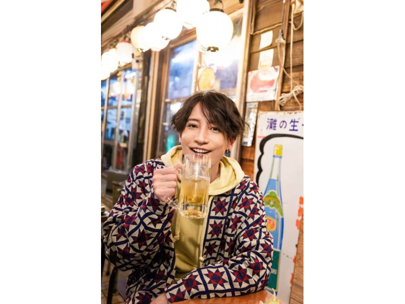 陳内将、ジョッキを持ってにっこり！「乾杯」をテーマにした1冊でファンに愛と労い届ける