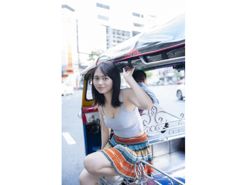 蓬莱舞、美谷間チラリの肌見せSHOTにドキッ！タイを舞台に抜群スタイルで魅せる