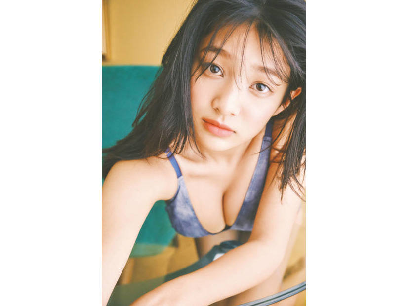 虹咲カリナ、美ボディが眩しい水着SHOT披露！18歳のあどけなさ＆エキゾチックな美しさで魅せる