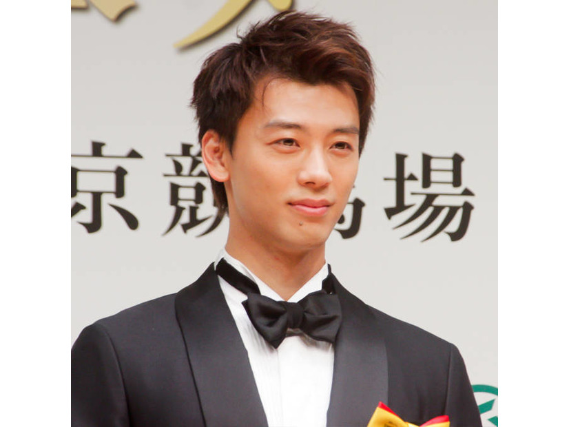 竹内涼真、主演ドラマ『再会』“淳一”のモノクロSHOTに「カッコ良すぎ」「見た瞬間グッと来た」