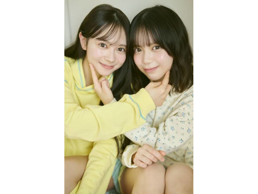 AKB48伊藤百花＆川村結衣、お互いの頬に触れてにっこり！仲良しコンビが魅力を存分に発揮