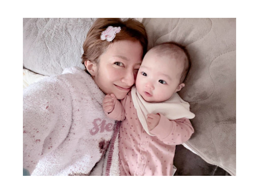 辻希美、生後5ヶ月次女にくっついたほっこりSHOT公開「今日も一日頑張りましょう」