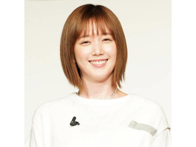 本田翼、美脚を大胆に見せたメンズ×ウィメンズコーデに絶賛の声「国宝級の美しさ」「スタイル良すぎ」