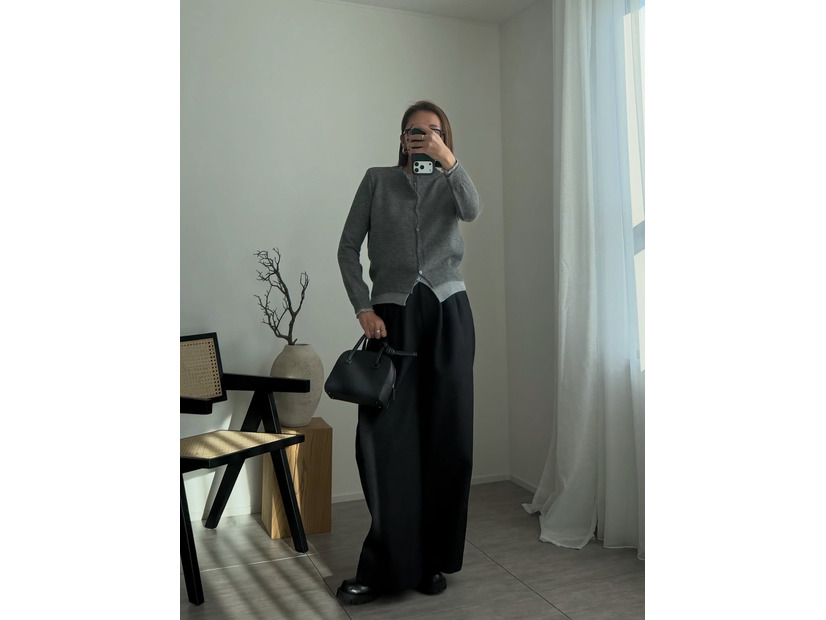 グレー×ブラックの定番配色がぐっと垢抜ける。ワイドパンツ×コンパクトトップスでつくる、シルエットのメリハリ着こなし術【40代の毎日コーデ】
