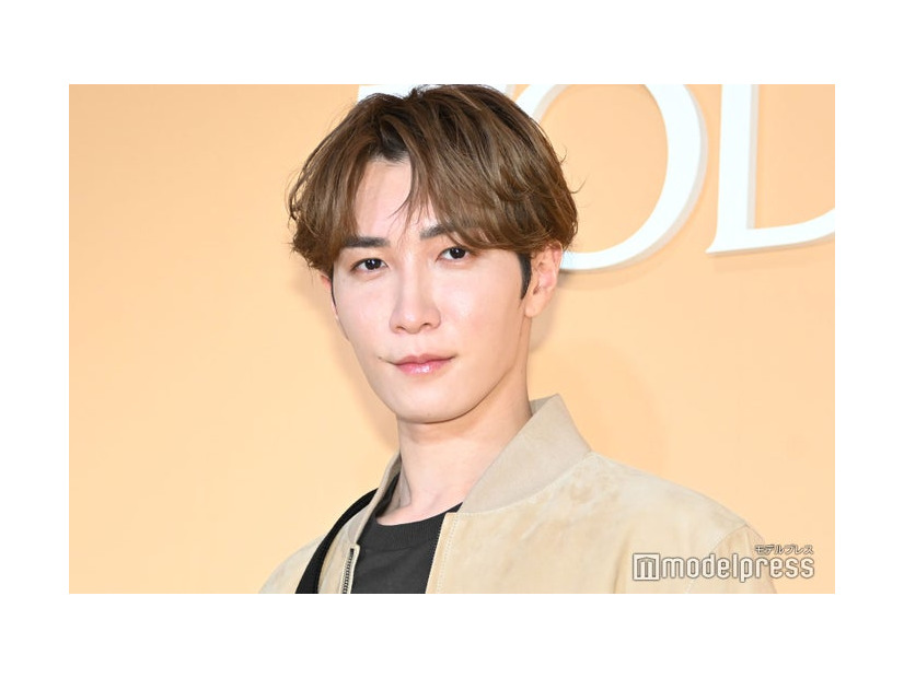 お気に入りのバッグを肩にかけフォトセッションに臨んだ渡辺翔太（C）モデルプレス