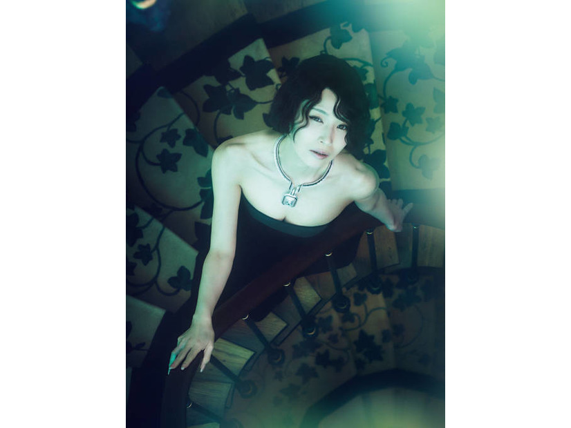 椎名林檎、美デコルテ際立つハイジュエリーSHOT！艶やかさ＆女神のような気高さで魅せる