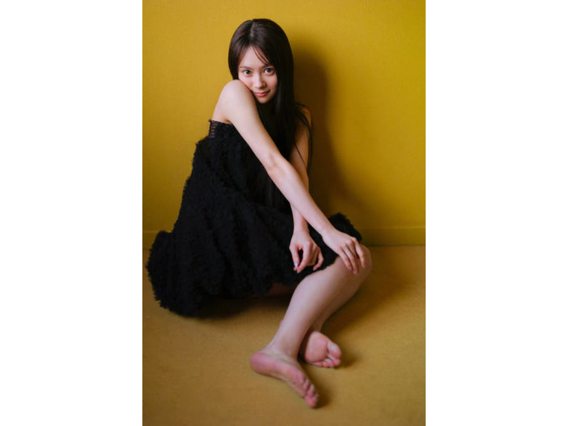 AKB48の新エース・伊藤百花、ほっそり美肩際立つグラビアを披露！万バズの“顔面力”で勝負