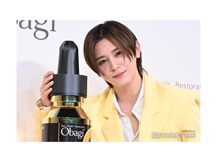 「オバジカラー」スーツに身を包んだ山田涼介（C）モデルプレス