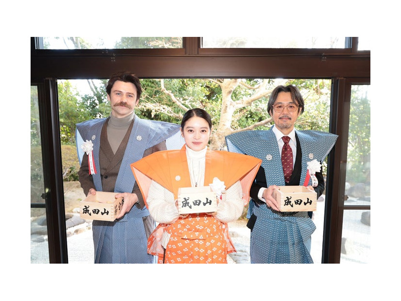 トミー・バストウ、高石あかり、岡部たかし（C）NHK