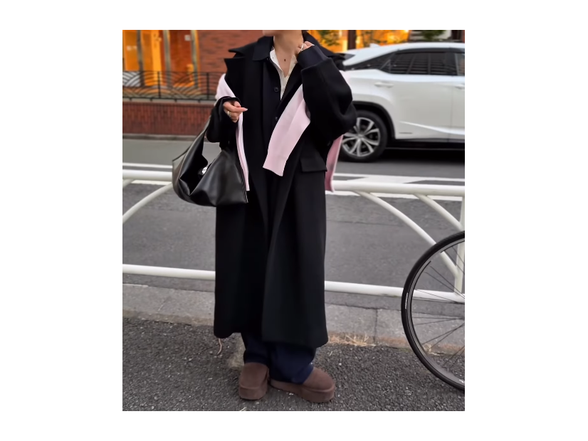 ユニクロニットを肩掛けで刺し色に。大人が楽しめるピンクの投入テク【40代の毎日コーデ】