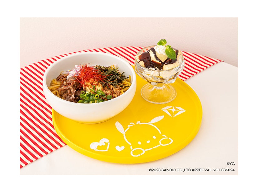 JIHOON×ポチャッコのピリ辛油そば＆バナナグラスプレート税込1,890円（C）2026 SANRIO CO., LTD. APPROVAL NO. L665024 （C）YG. All rights reserved.