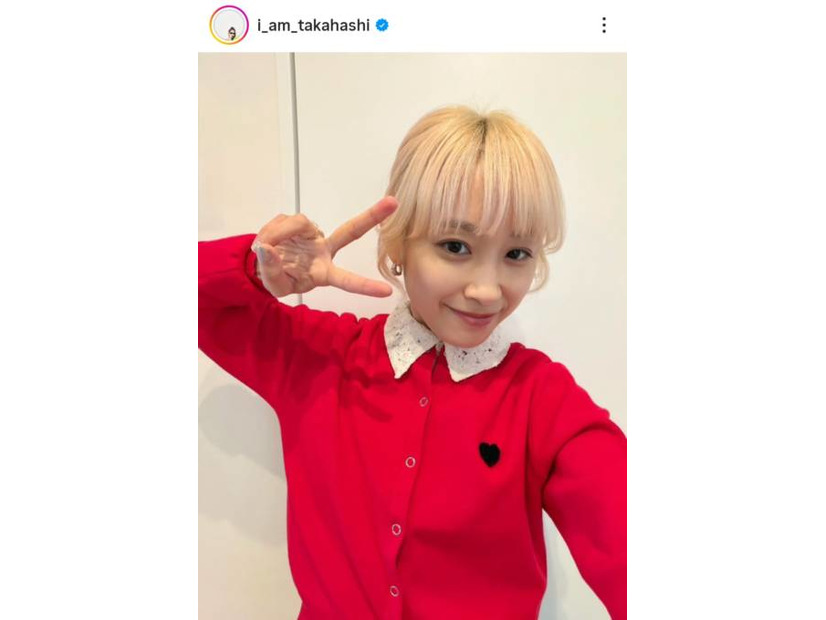 高橋愛、金髪が映える赤のハートコーデに絶賛の声「ずっと可愛い」「似合ってます」