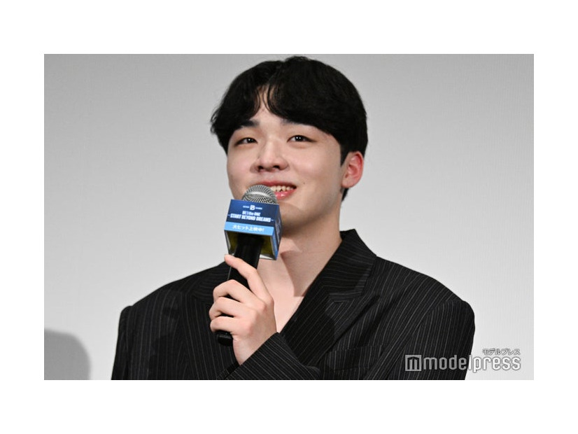 寝ているところが映画に映され照れ笑いを浮かべるRYUHEI（リュウヘイ）（C）モデルプレス