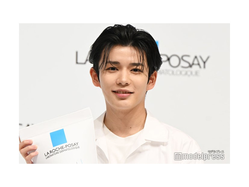 「ラ ロッシュ ポゼ」トーンアップUV アンバサダーに就任し、「我ながら肌がきれい」と自画自賛した長尾謙杜（C）モデルプレス