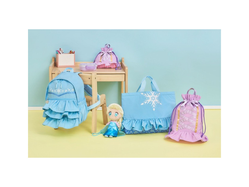 バックパック4,200円/お弁当箱 ランチクロス付き2,400円/巾着2,200円/ポシェット3,900円/レッスンバッグ3,400円/巾着(L) 2,500円© Disney