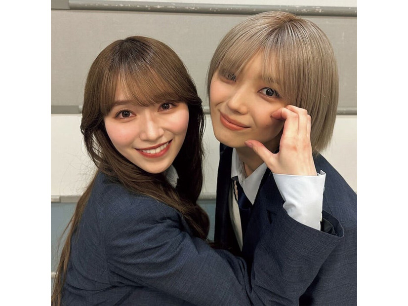 守屋麗奈、藤吉夏鈴（撮影／守屋麗奈）「櫻坂46写真集 櫻撮（さくさつ）VOL.01」（提供写真）