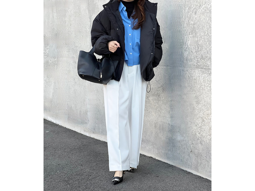 ブルーシャツを効かせてハンサムに。ユニクロのタートルを重ねた冬のレイヤードスタイル【40代の毎日コーデ】