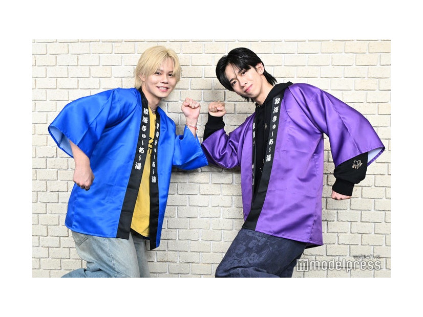 囲み取材に応じた小笠原海、船津稜雅（C）モデルプレス