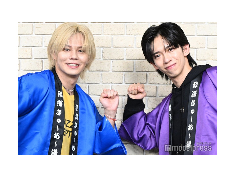 囲み取材に応じた小笠原海、船津稜雅（C）モデルプレス