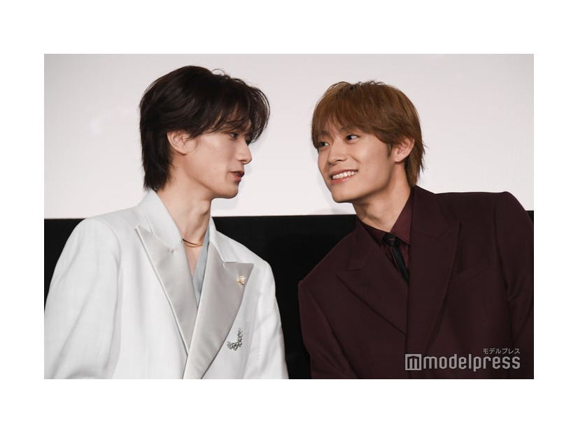 登壇後耳打ちをする山中柔太朗、高松アロハ（C）モデルプレス