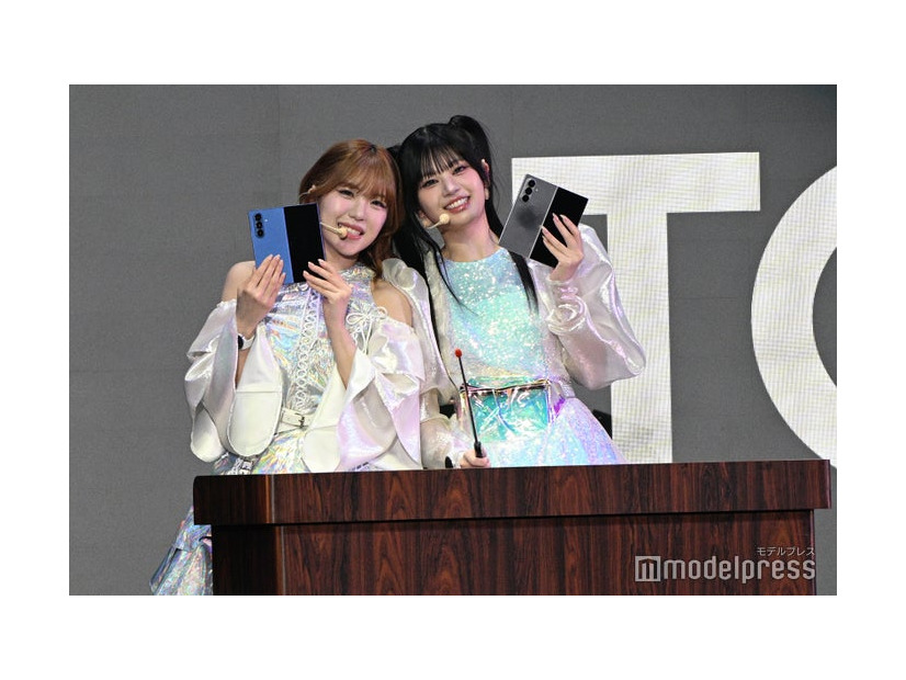 講師に扮したTSUZUMI（海老原鼓）、RINON（村上璃杏）（C）モデルプレス