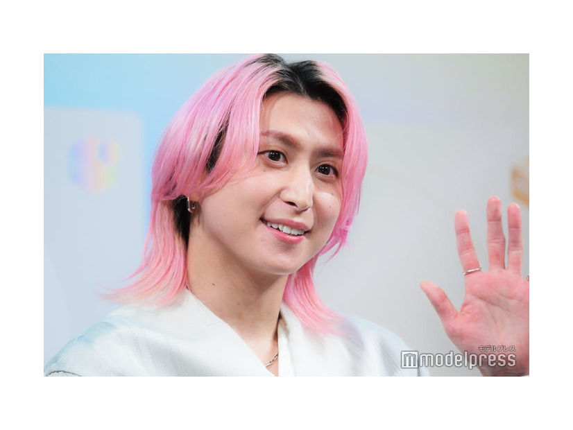 「気品に溢れている感じがします」と自画自賛の佐久間大介（C）モデルプレス