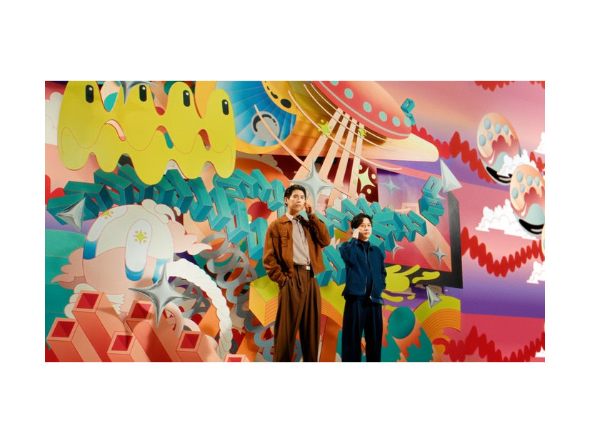 賀来賢人、二宮和也／ahamo新テレビCM「シンプる？ニノ×カク」篇（提供写真）