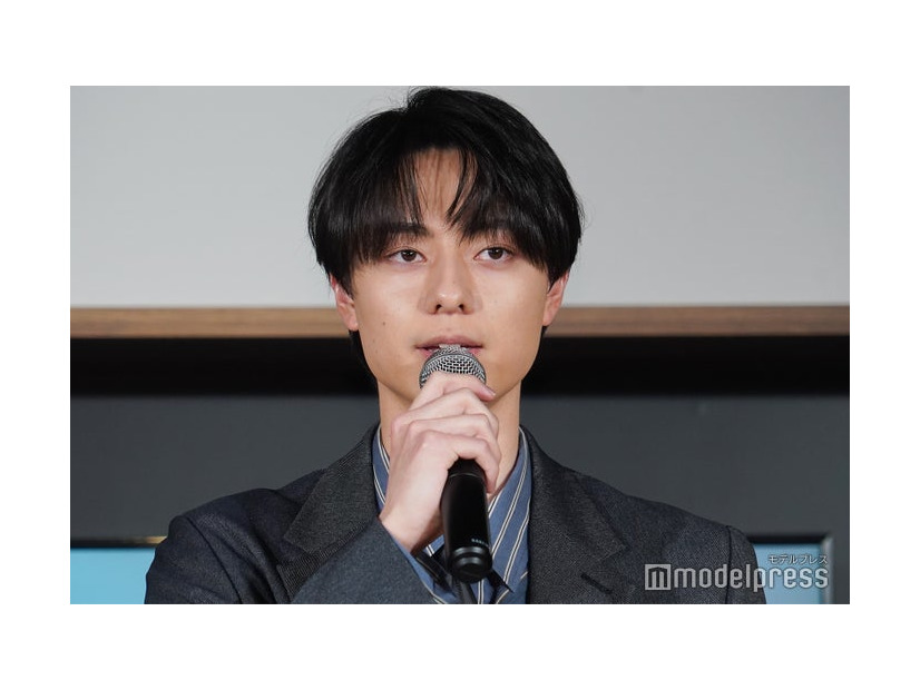 シーズン1を見返して復習していた作間龍斗（C）モデルプレス