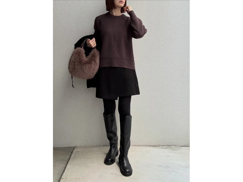 冬の装いをアップデート。ミニ丈スコート×ロングブーツで作る最旬バランス【40代の毎日コーデ】