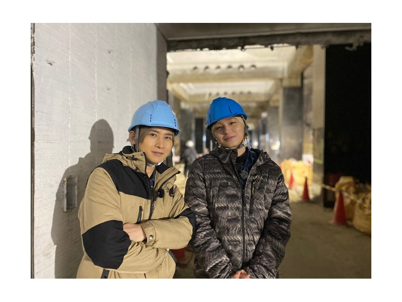 堂本光一、伊野尾慧／1階ロビーを背景に（C）NHKBS