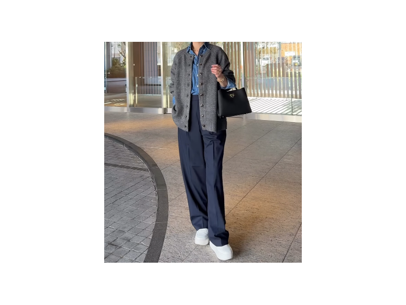 一枚でサマになるカーディガンをアウター風に着こなす。こなれ感たっぷりのリラックスな冬の装い【40代の毎日コーデ】