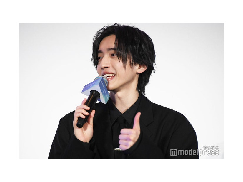 三木孝浩監督のグッドサインに安心していた道枝駿佑（C）モデルプレス