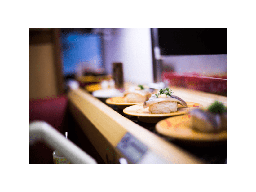 回転寿司で…祖母がメロンソーダをこぼし大慌て→3歳娘の“まさかの一言”に「心優しい子」