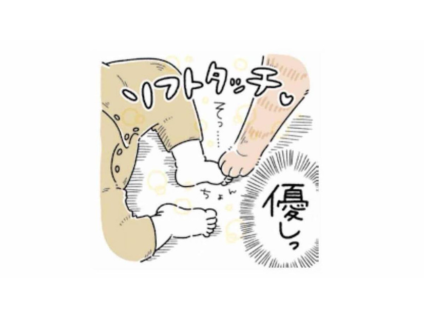 狩りモードかと思いきや…小さな赤ちゃんにはソフトタッチ【猫がおしりを向けてきます #１】