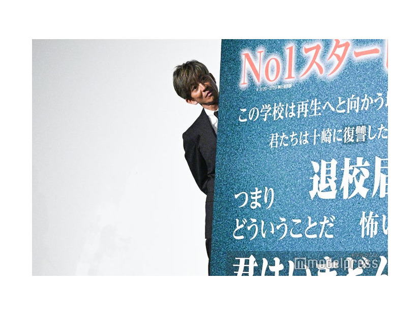 パネル裏から顔を出す木村拓哉（C）モデルプレス