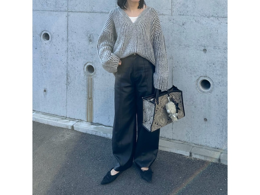 ざっくり編みのVネックニットでこなれ感を。グレー×黒で作るオトナのモノトーン【40代の毎日コーデ】